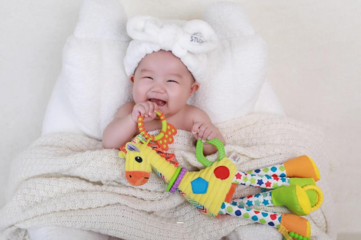 西双版纳三个月宝宝正确抱姿 西双版纳三个月宝宝正确抱姿